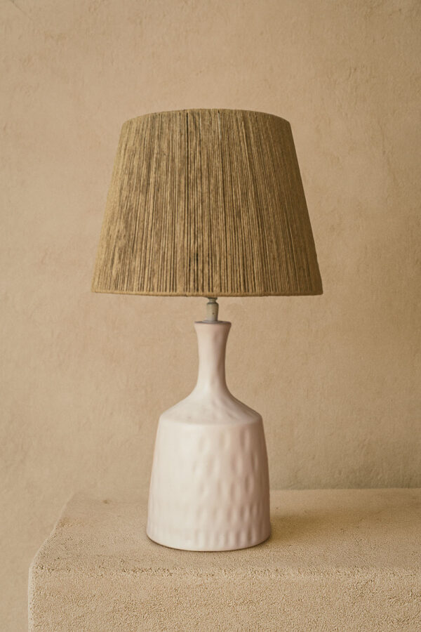 LÁMPARA DE CERÁMICA BLANCA CON TULIPA DE SEAGRASS NATURAL