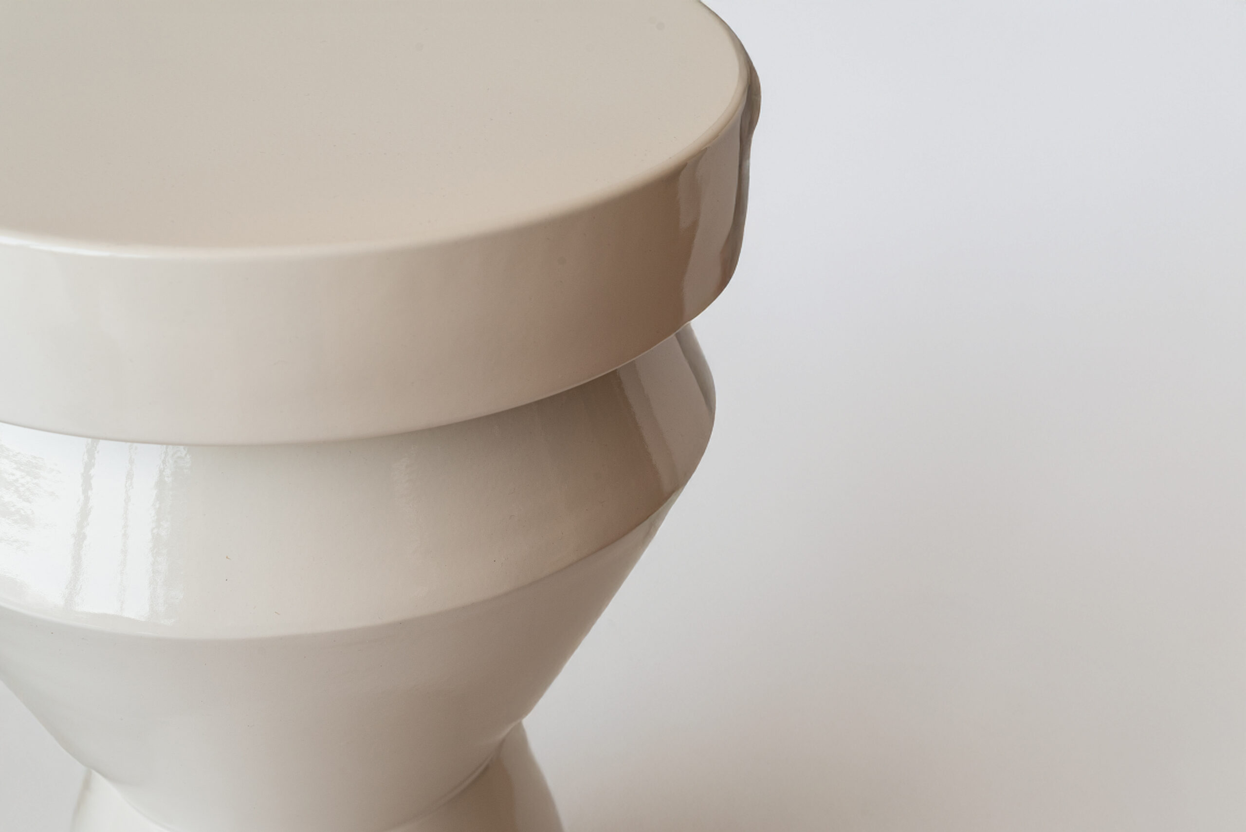 MESA AUXILIAR AKEMI CREMA MESA AUXILIAR AKEMI CREMA